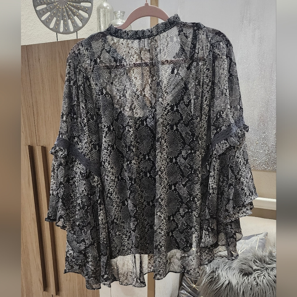 NEW!!! Womens Blouse With Bell Sleeves And Pearl Buttons,Sz 1X - Picture 10 of 10
